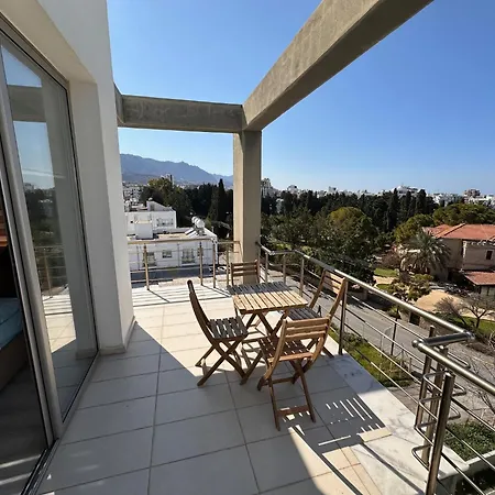 Kyrenia Center Penthouse شقة كيرينيا
